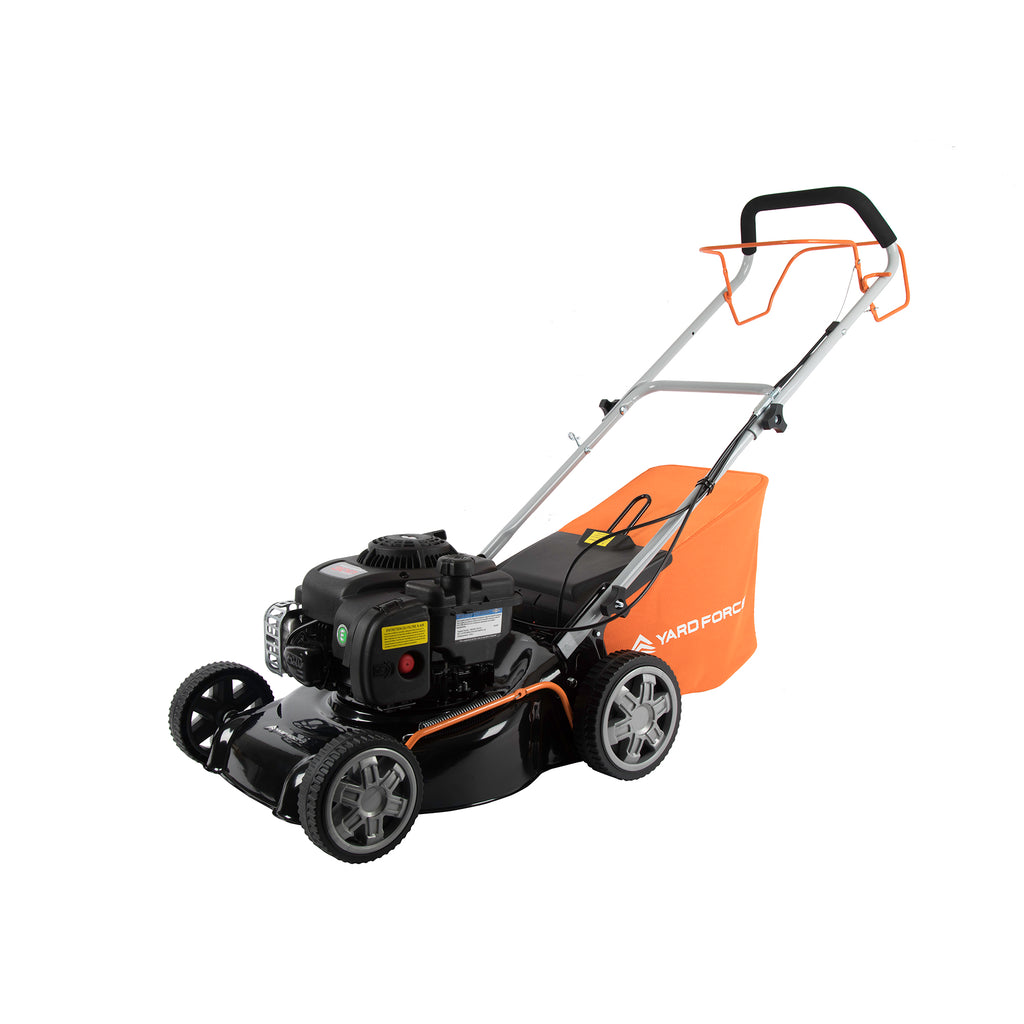 Tondeuse thermique autotractée Yard Force GM B41A : vue avant en perspective.