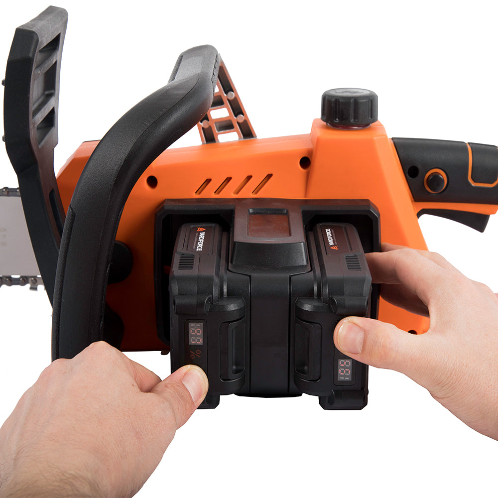 Tronçonneuse Yard Force LS C35 : insertion des batteries.