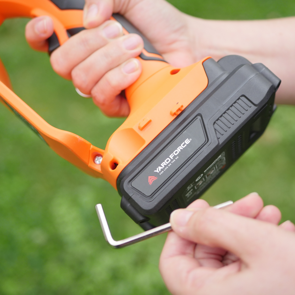 Mini-tronçonneuse Yard Force LS C13A : détail de la batterie à l'extérieur.
