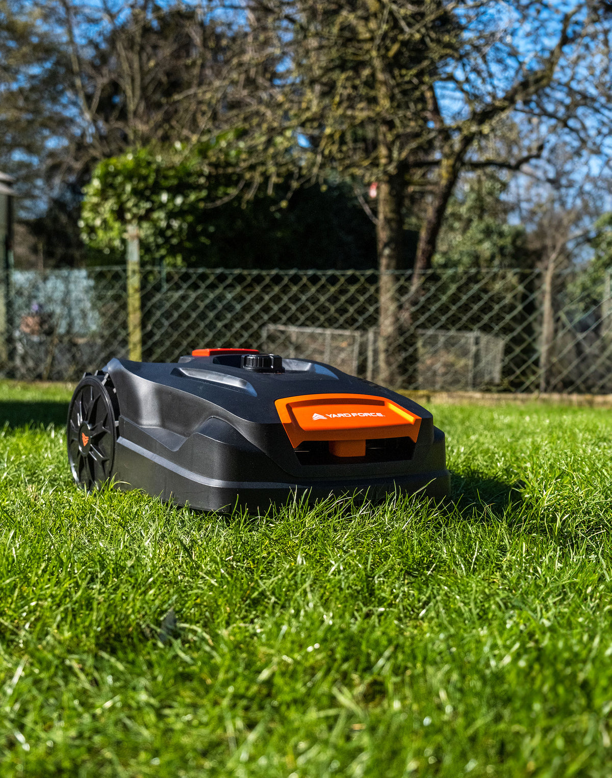 Robot tondeuse Yard Force MB800 : robot sur une pelouse dans le jardin.