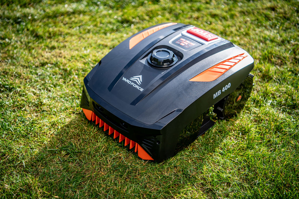 Robot tondeuse Yard Force MB400 : vue du robot dans le jardin.