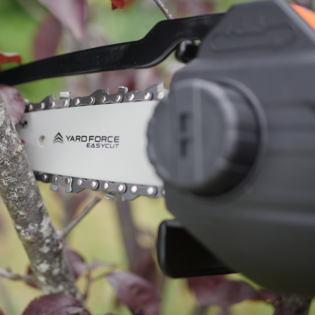 Mini-tronçonneuse Yard Force LS C13A : détail du guide près d'une branche.